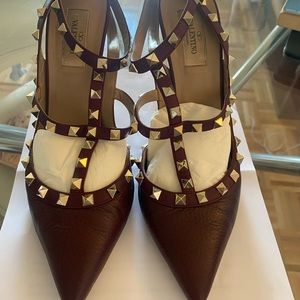 VALENTINO ROCKSTUD Grainy leather & Ankle Strap Pump 100 MM.